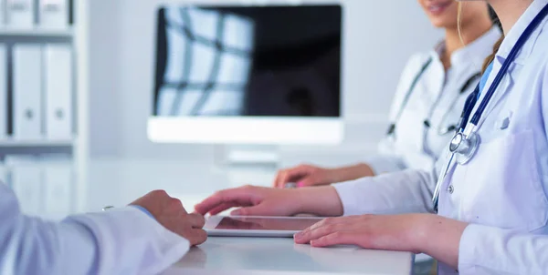 Equipo médico sentado y discutiendo en la mesa —  Fotos de Stock