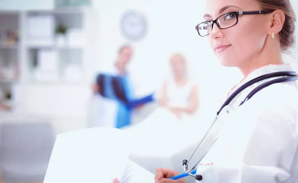 Nuori nainen lääkäri seisoo sairaalassa lääkärin stetoskooppi — kuvapankkivalokuva