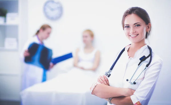 Jeune femme médecin debout à l'hôpital avec stéthoscope médical — Photo