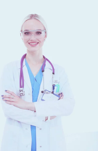 Portret van een vrouwelijke arts die tegen een geïsoleerde witte achtergrond staat. Vrouwelijke dokter. — Stockfoto
