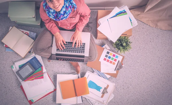 Moderne junge Modedesignerin arbeitet im Atelier — Stockfoto