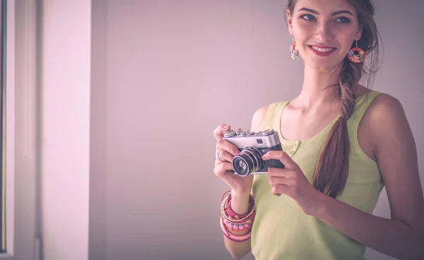 Ritratto di una giovane bella fotografa vicino al tavolo — Foto Stock