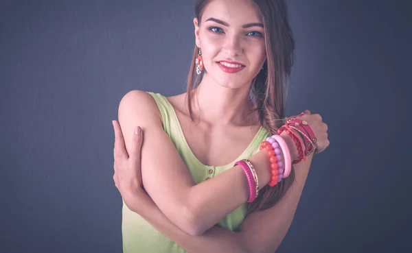 Retrato de una joven sonriente sobre un fondo de pared gris — Foto de Stock