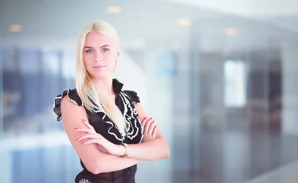 Een mooie blonde zakenvrouw opent de kantoordeur . — Stockfoto