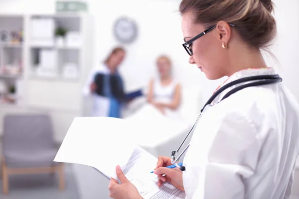 Mulher médico standingat hospital — Fotografia de Stock