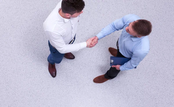 Uomini d'affari stretta di mano, seduti in ufficio — Foto Stock