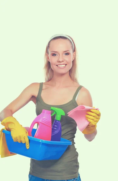 Mujer alegre está limpiando algo con wisp y rociar con atención. — Foto de Stock