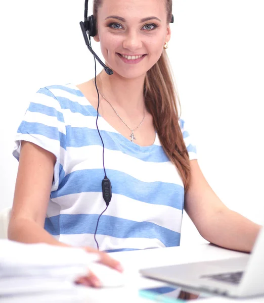 Vrouw met documenten op het bureau — Stockfoto