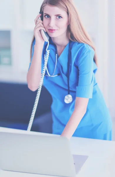 Female doctor talking on phone in diagnostic center — Stock Photo, Image