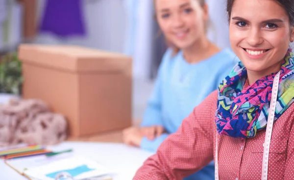 Moderne jonge modeontwerpers aan het werk in studio. — Stockfoto