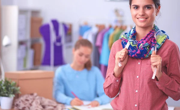 Jeune créateur de mode moderne travaillant au studio. — Photo