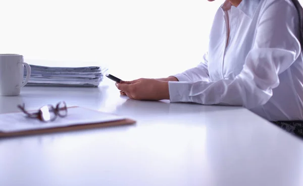 Mulher com documentos sentados na mesa — Fotografia de Stock