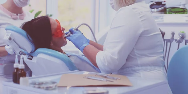 Jovem dentista no trabalho no escritório — Fotografia de Stock