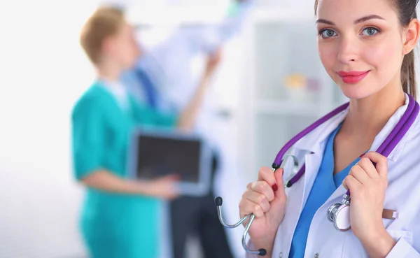 Doctora de pie con estetoscopio en el hospital — Foto de Stock