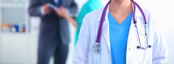 Kobieta lekarz stojący w szpitalu — Zdjęcie stockowe