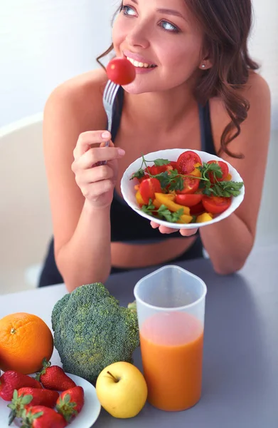 Retrato de una joven sonriente con ensalada de verduras vegetarianas —  Fotos de Stock