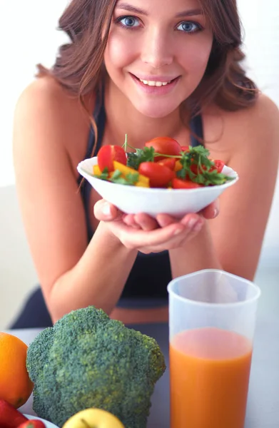 Porträtt av leende ung kvinna med vegetarisk grönsakssallad — Stockfoto