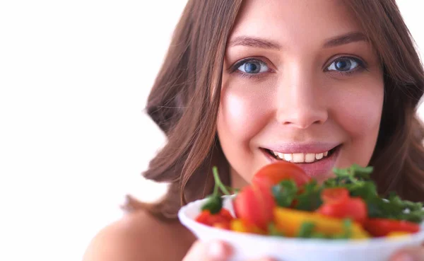 Retrato de una joven sonriente con ensalada de verduras vegetarianas — Foto de Stock