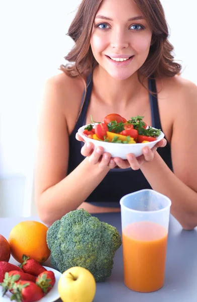 Porträtt av leende ung kvinna med vegetarisk grönsakssallad — Stockfoto