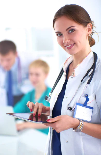 Mujer joven médico sosteniendo un comprimido pc —  Fotos de Stock