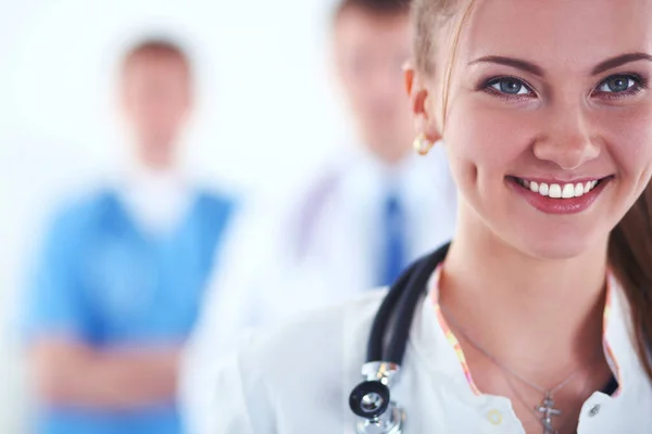 Doctora de pie con estetoscopio en el hospital — Foto de Stock