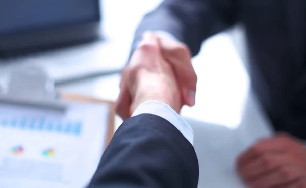 Gente de negocios dándose la mano, terminando una reunión — Foto de Stock