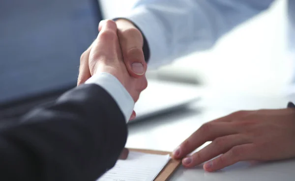 Geschäftsleute schütteln Hände, beenden ein Meeting — Stockfoto