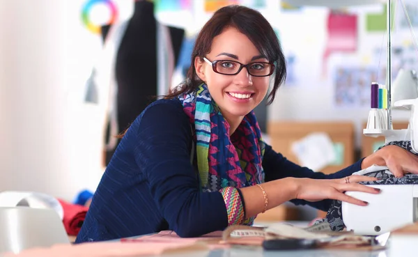 Jeune femme couture assis à son lieu de travail — Photo