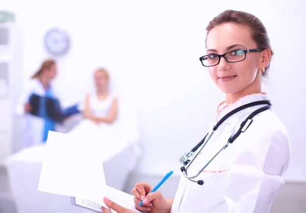 Woman doctor standing at hospital — Stock Photo, Image