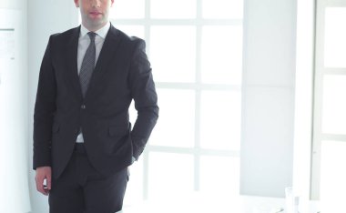 Dışarıda duran kendinden emin bir iş adamının portresi..