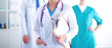 Kadın doktor hastanede dosyayla bekliyor.