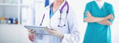 Kadın doktor hastanede dosyayla bekliyor.