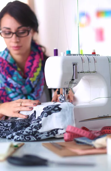 若いです女性縫製ながら座って彼女の職場 — ストック写真