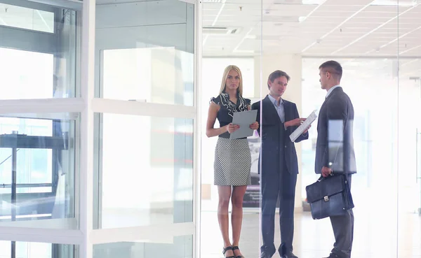 Femme d'affaires debout avec son personnel en arrière-plan au bureau moderne — Photo