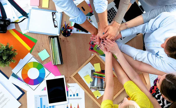 Business team con le mani unite - concetti di lavoro di squadra — Foto Stock