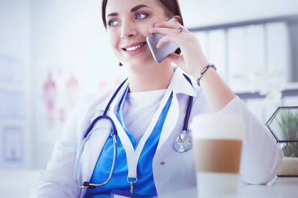 Doctora hablando por teléfono en el centro de diagnóstico — Foto de Stock