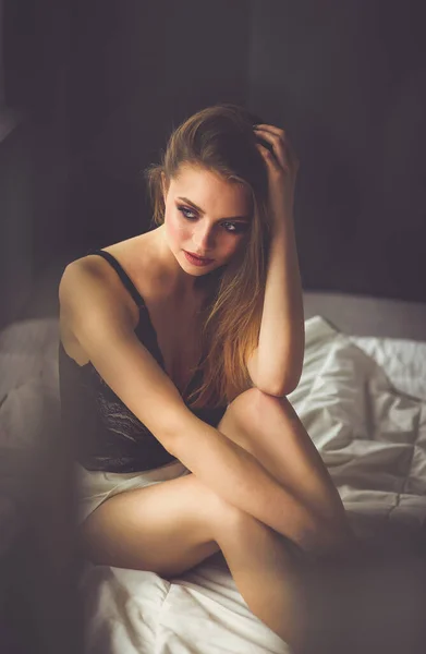 Σέξι μοντέρνα γυναίκα στο κρεβάτι — Φωτογραφία Αρχείου