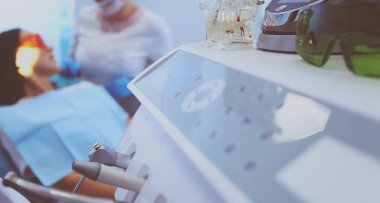 Modern diş muayenehanesindeki dişçi aletleri setinin görüntüsünü kapat