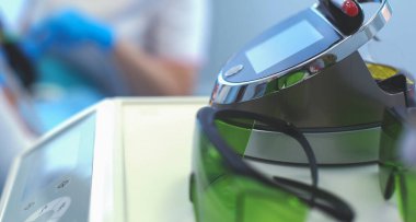 Modern diş muayenehanesindeki dişçi aletleri setinin görüntüsünü kapat