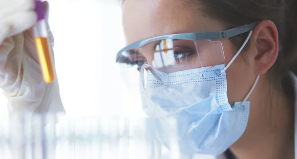 Chercheur, médecin, scientifique ou assistant de laboratoire travaillant avec des tubes médicaux en plastique dans un laboratoire ou un hôpital moderne — Photo