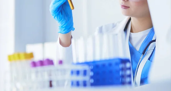 Asistente de laboratorio mujer analizando una muestra de sangre —  Fotos de Stock