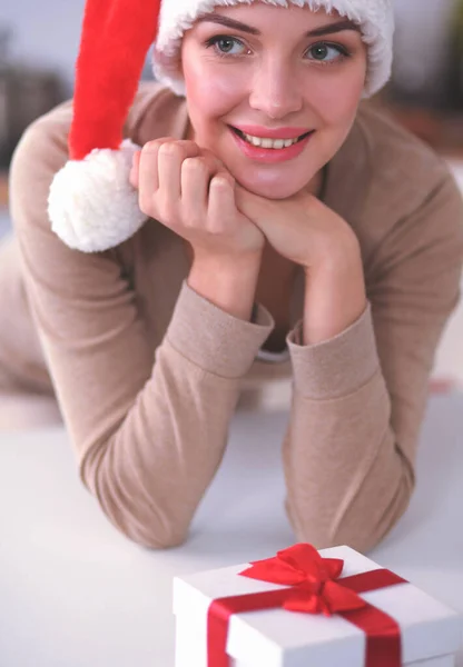 Mujer joven sonriente en la cocina, aislada en el fondo de Navidad — Foto de Stock