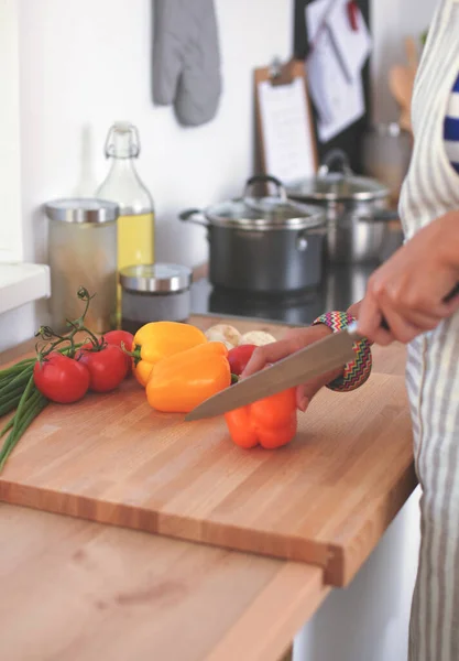 台所で野菜を切る若い女性 — ストック写真