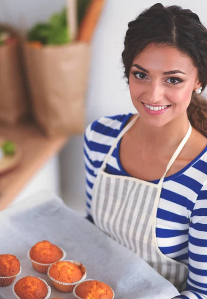 Mujer está haciendo pasteles en la cocina — Foto de Stock