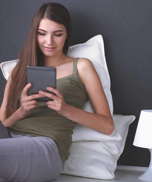 Femme assise sur le sol à l'aide d'une tablette numérique — Photo