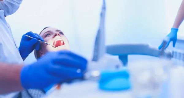Detail van de hand houden tandheelkundige hulpmiddelen in tandheelkundige kliniek. Tandartsconcept — Stockfoto