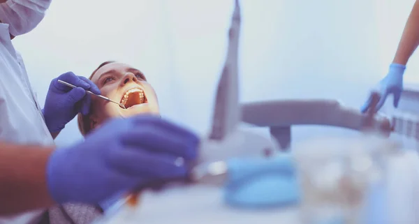 Деталь руки, що тримає зубні інструменти в стоматологічній клініці. Концепція стоматолога — стокове фото