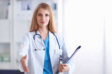 Doktor genişletilmiş el ile karşılama