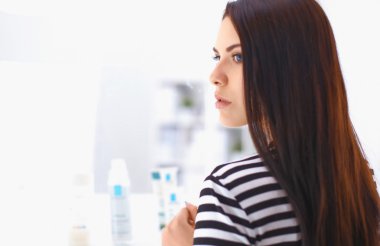 mooie jonge vrouw in winkel