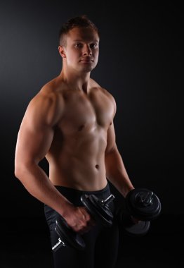 kaslı adam ile Halter egzersiz uyması